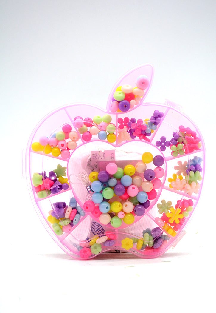 خرز مختلف الاشكال والاحجام في علبة بلاستيكية