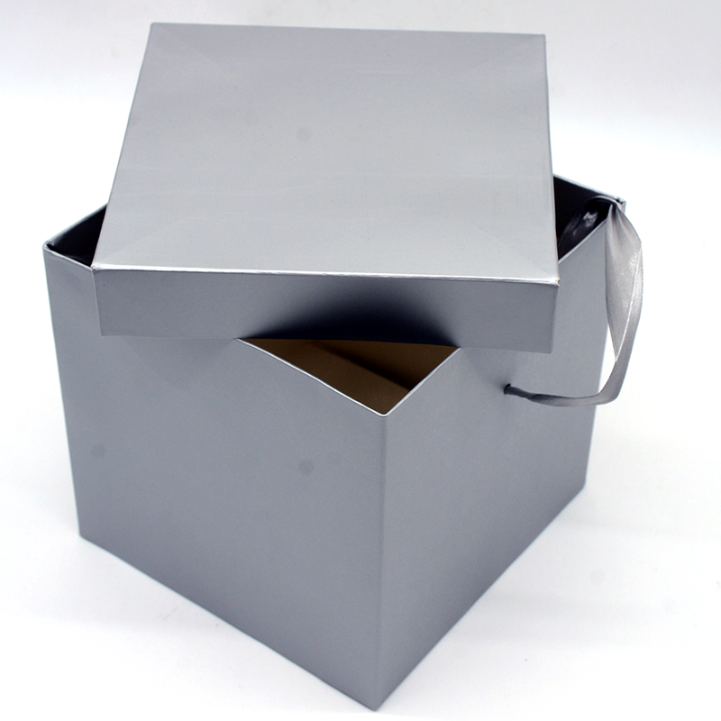 GIFT BOX SILVER 10X10X10CM W/RIBBON HANDLE